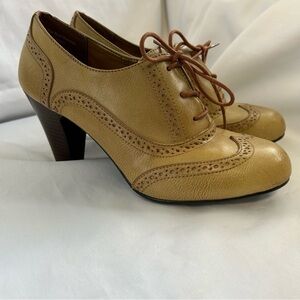 NWOT Kelly & Katie Tan Oxford Heels with Brogue Detailing